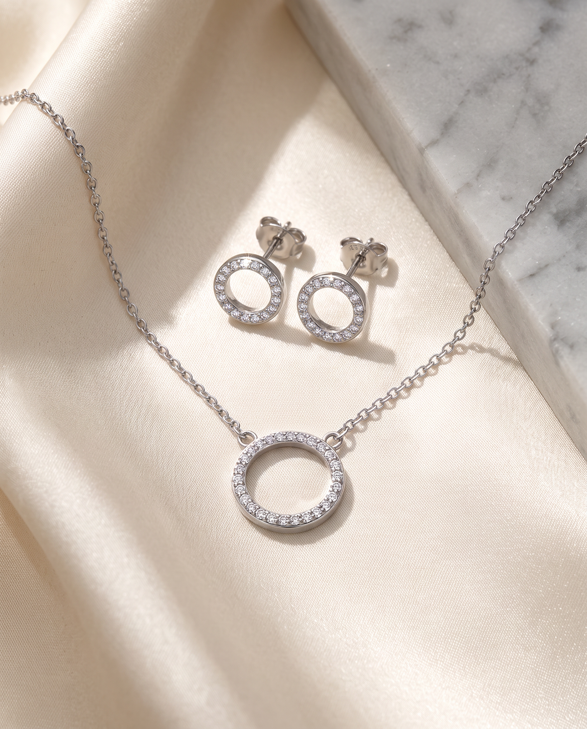 Zilveren Collier met Cirkelhanger & Oorstekers – Gerhodineerd met Zirkonia